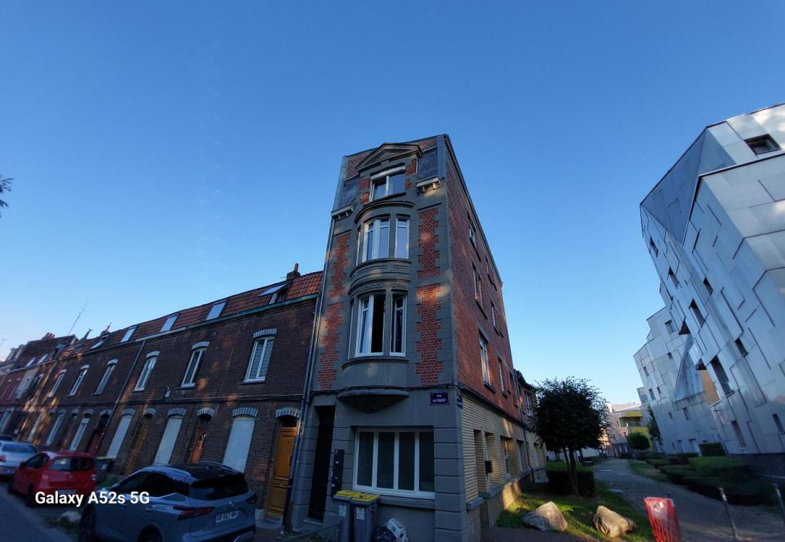 A louer Type 2 avec Pompes à chaleur neuves + vaste salon vue Quai de l' Ouest 